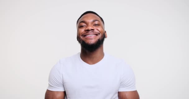 Χαρούμενα αφρικανική αμερικανική άνθρωπος που χαμογελά — Αρχείο Βίντεο