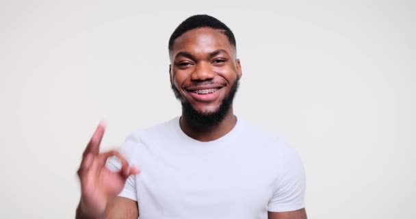 Mann zeigt Ok-Geste mit der Hand — Stockvideo