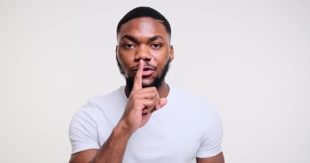 Hombre haciendo gestos con el dedo en los labios — Vídeos de Stock