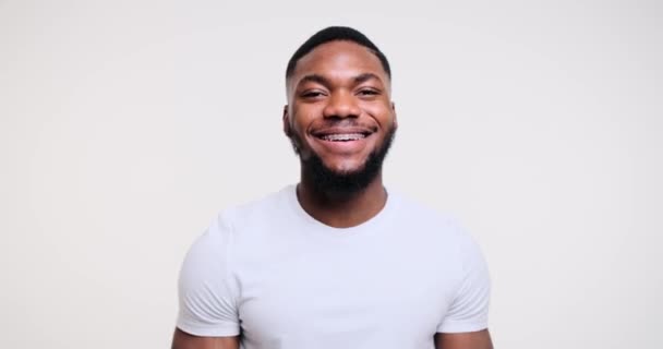 African American man smiling and gesturing — Stock Video