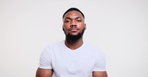 Afro-Amerikaanse man met gekruiste armen — Stockvideo