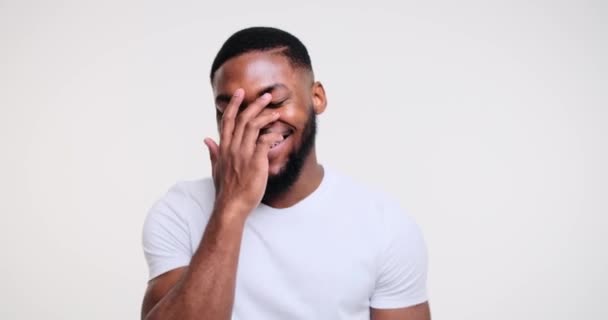 Vrolijke Afro-Amerikaanse man lacht — Stockvideo