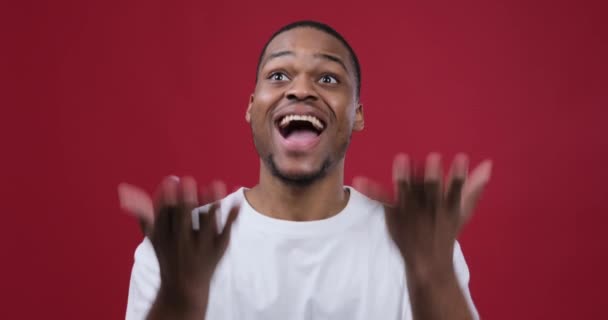 Homem animado jogando confete e celebrando o sucesso — Vídeo de Stock