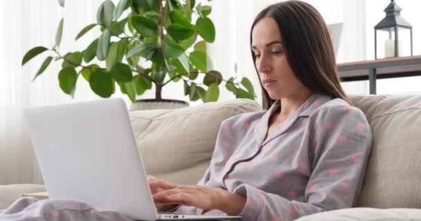 Mujer trabajando en el ordenador portátil en casa — Vídeo de stock