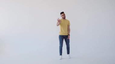 Kafasını sallayarak ve el sallayarak hayır diyen bir adam