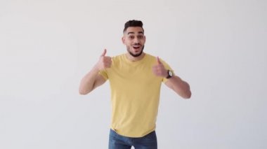 İki eliyle baş parmak hareketi yapan bir adam.