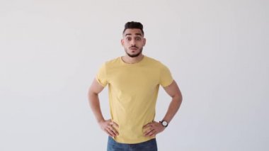 Şok olmuş adam gözlerini ovuşturuyor.