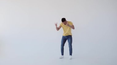 Çılgın agresif genç adam çığlık atıyor