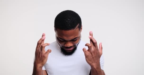 Podekscytowany człowiek życzący sobie trzymania kciuków — Wideo stockowe