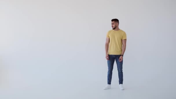Hombre cruzando brazos señalando no — Vídeos de Stock