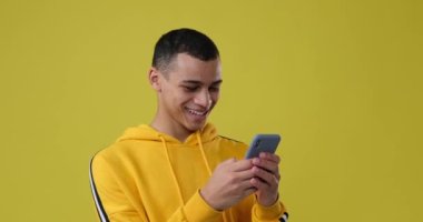 Cep telefonunda mesaj bırakan adam