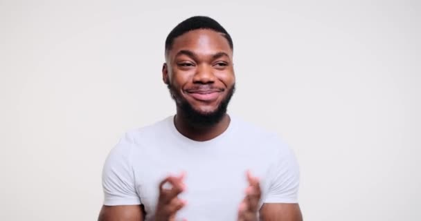 Smiling african american man vlogging — Stock Video