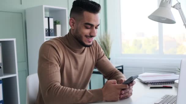 Mensagens de texto Empresário usando telefone celular — Vídeo de Stock