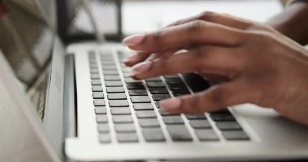 Ręce kobiety piszącej na laptopie — Wideo stockowe