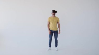 genç adam giyen Vr kulaklık