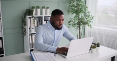 İşadamı laptopta çalışıyor ve daktilo yazıyor.