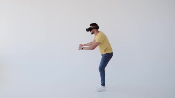 VR biniş oyunu oynayan adam — Stok video