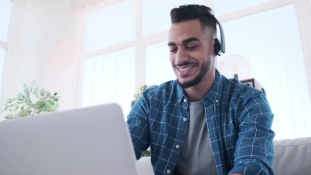 Affärsman lyssna musik och ha kul när du arbetar på laptop — Stockvideo