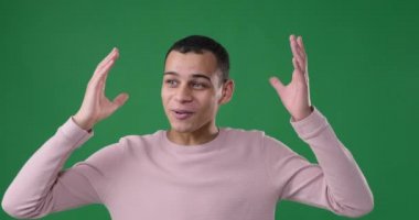 Yeşil arkaplan üzerinde vlog yapan adam