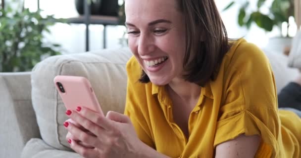 Mujer grabando mensaje de voz usando teléfono móvil en casa — Vídeo de stock