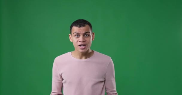 Zuřivý muž vztekle křičí přes zelené pozadí — Stock video