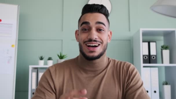 Щасливий молодий бізнесмен виступає на відеодзвінку — стокове відео