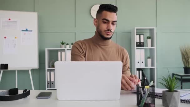 Молодой бизнесмен работает на ноутбуке — стоковое видео