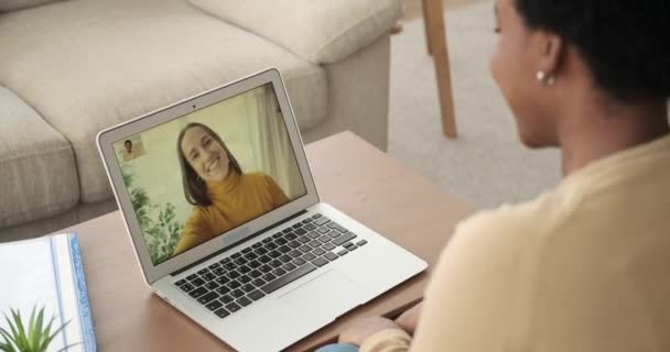 Mulheres conversando por videoconferência no laptop — Vídeo de Stock