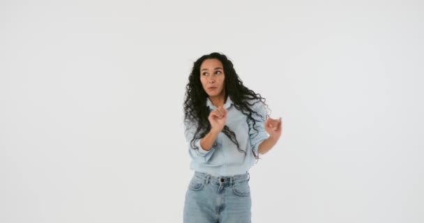 Χαρούμενη νεαρή γυναίκα που χορεύει και απολαμβάνει — Αρχείο Βίντεο