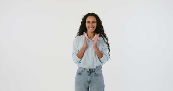 Nő tapsol és ugrál át fehér — Stock videók
