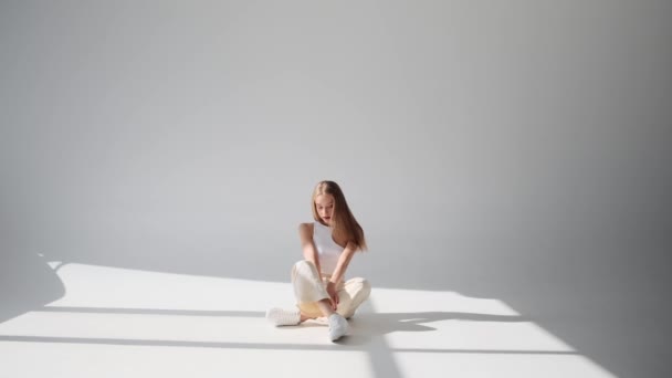 Bella giovane donna in posa mentre seduto sul pavimento — Video Stock
