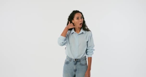 Šťastná mladá žena ukazuje mi zavolat gesto — Stock video