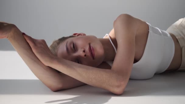 Gyönyörű fiatal nő feküdt a padlón — Stock videók