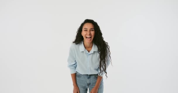 Χαρούμενη νεαρή γυναίκα που γελάει πάνω από το λευκό — Αρχείο Βίντεο