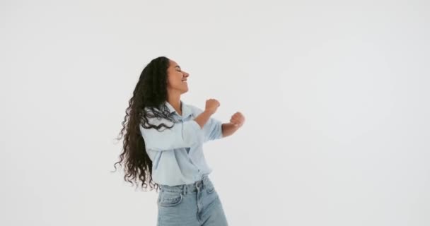 Szczęśliwa młoda kobieta tańczy i bawi się — Wideo stockowe