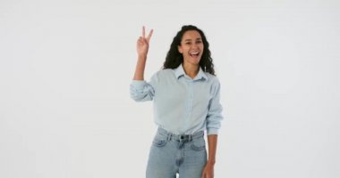 Mutlu kadın V işareti veriyor.