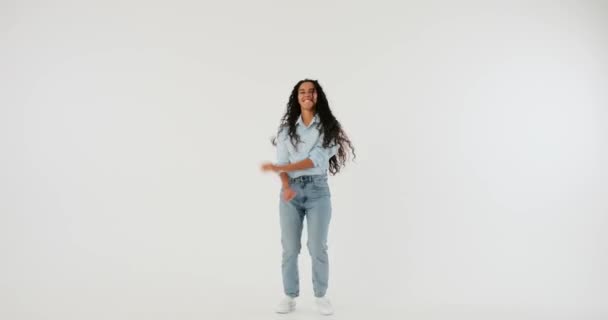 幸せな若い女性が踊って楽しむ — ストック動画