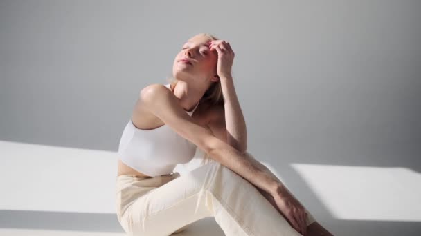 Kobieta modelka pozowanie na białym tle — Wideo stockowe