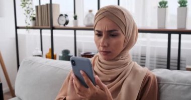 Mutlu genç bayan cep telefonu kullanarak sohbet ediyor.