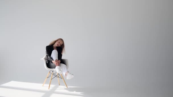 Szczęśliwy piękna kobieta siedzi na krześle — Wideo stockowe
