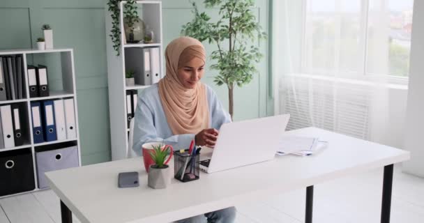 Arabiska affärskvinna läsa dokument när du gör videokonferens — Stockvideo