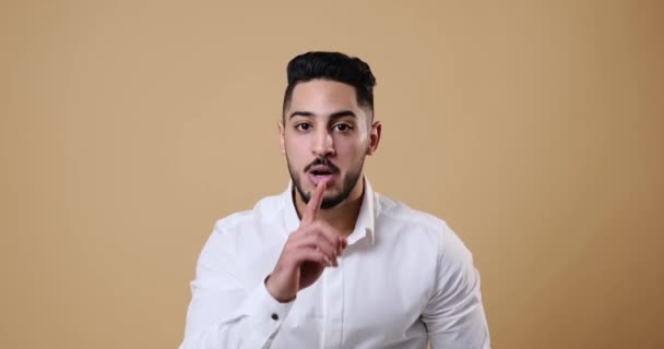 Νεαρός επιχειρηματίας χειρονομεί με το δάχτυλο στα χείλη — Αρχείο Βίντεο