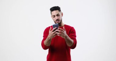 Genç adam cep telefonu kullanıyor.