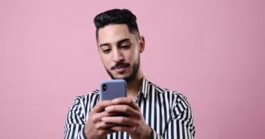 işadamı metin haber üstünde hareket eden telefon