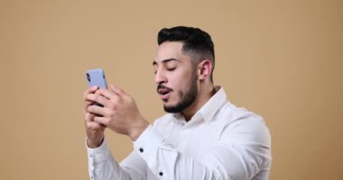 işadamı metin haber üstünde hareket eden telefon