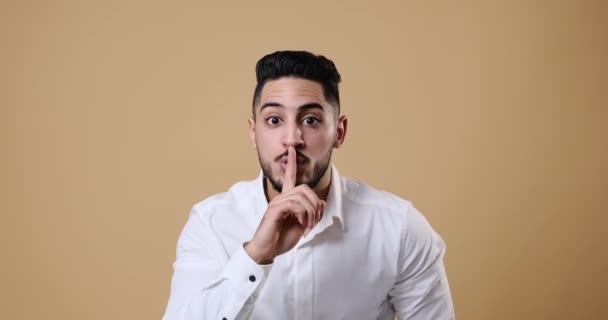 Empresario haciendo gestos con el dedo en los labios — Vídeo de stock