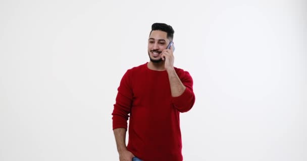 Młody człowiek rozmawiający przez telefon komórkowy — Wideo stockowe