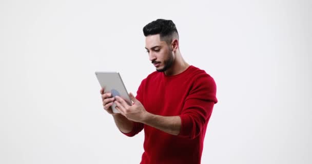 Amazed young man using digital tablet — Vídeos de Stock