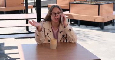 genç kadın cep telefonu kafede söz