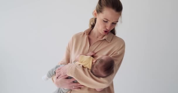 Baby son sleeping in the arms of mother — Stok video